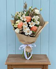 Букет цветов из:  Альстромерии, Лизиантусы, Розы и Хризантемы в Подгоренском
