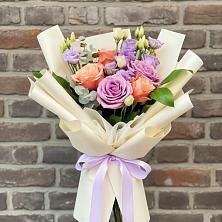 Букет цветов из:  Лизиантусы и Розы в Подгоренском