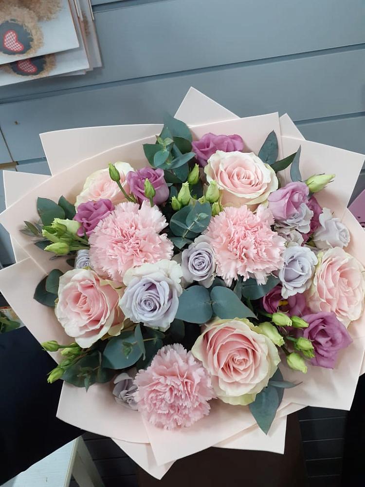 Букет цветов из: Розы, Гвоздики и Лизиантусы в Подгоренском